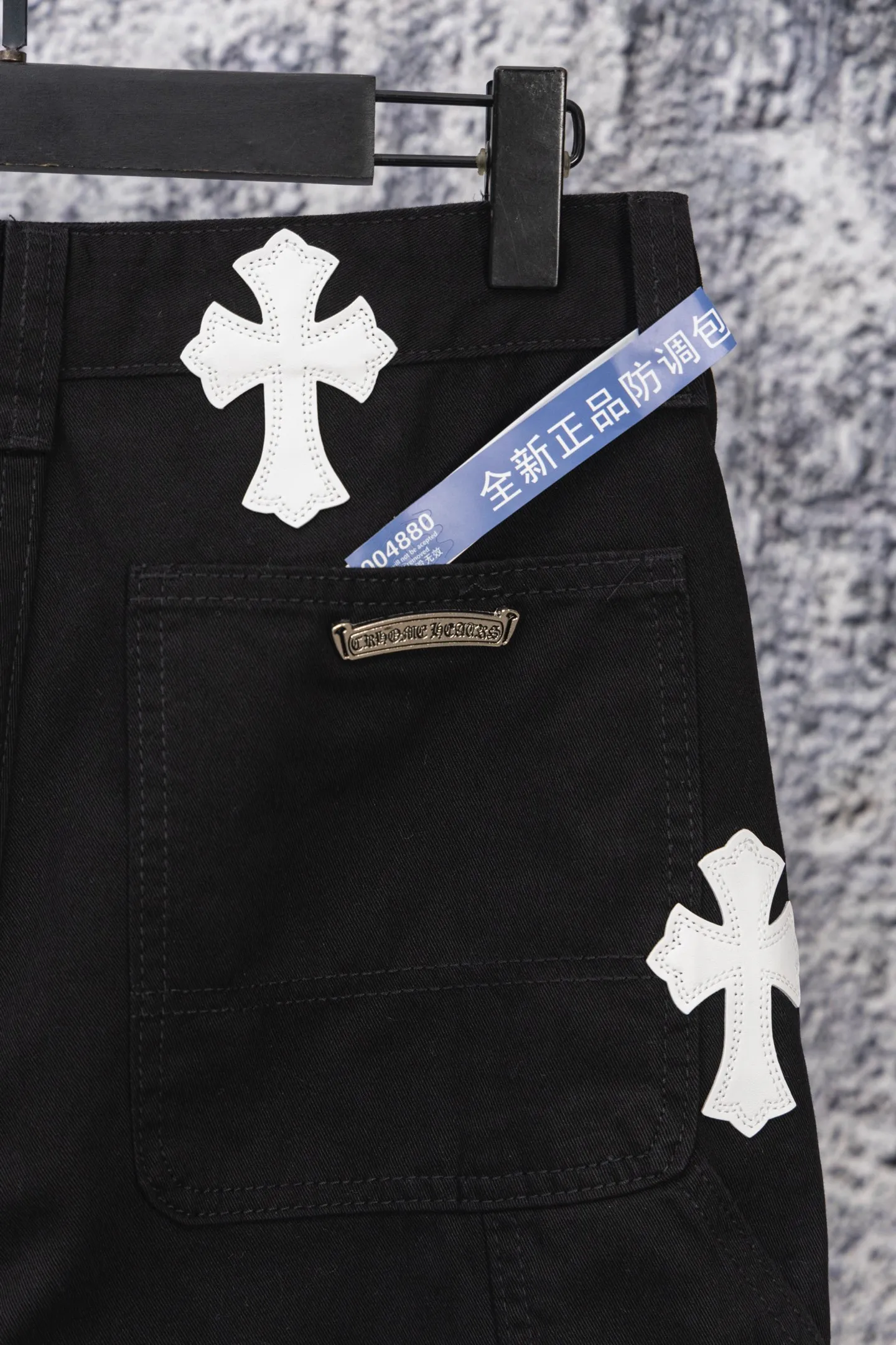 P260 CH Chromehearts blue and white cross stitched leather black workwear jeans and logging pants. The cabinet price is 34W, with patchwork cross pattern embellishment and washed jeans! ! An absolutely high-end luxury product, a 1.9W-level god-level single product, a super popular product, made by top heavy industry, a magic weapon that cannot be missed! [About Zangyin] This is an extremely luxurious fashion brand that can also be called the aristocracy of the high street. It has always been an exclusive brand for some hipsters or rich second generations. Compared with ordinary high streets, it is more luxurious and noble. Compared with luxury brands, it is more fashionable and individual. It has always been a brand that I have a special liking for. [Top heavy industry fashion design] Consistently high-street luxury style. Speaking of this style, the Zangyin family and GU family are definitely the leading representative brands. Especially the Zangyin family has really achieved a state-of-the-art effect in creating high-street style. The unique washed material is used to create this style. The color system is already quite eye-catching. After it is decorated with patchwork cross flowers, it cleverly highlights the charm of the brand. Secondly, this style uses classic The high-waist cutting design highlights the long legs and fashionable temperament of the upper body. The brand is highly recognizable and the slim fit configuration is more suitable for daily wear. It is a product that interprets personality, fashion, and specifications at a glance. This single product is enough to make any fan excited. It can be a white T-shirt for a youthful college style, or a tight suspender for a royal style. It has strong matching ability and can be easily controlled by men.  [Materials and craftsmanship] Needless to say, this point goes without saying. As an excellent craftsman brand, Zangyin’s requirements for details and craftsmanship are really perfect. The washed color of this model has gone through so many processes, not to mention the embellishment of denim appliques. It is also purely hand-made and sewn. Just like what they believe in, only hand-made things have soul and have the meaning of wear. A top-notch heavy-duty fashionable denim item, I look forward to your perfect interpretation! !  Color: Black Size: 28-36
